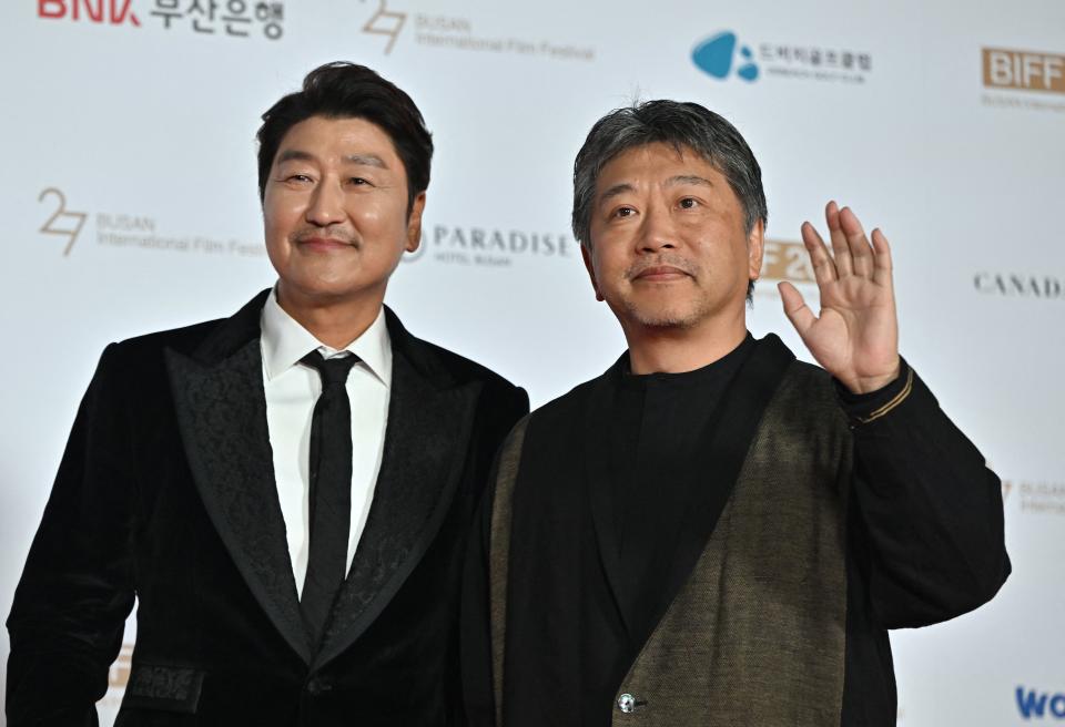 宋康昊（右）與導演是枝裕和被安排一起走開幕。（AFP）