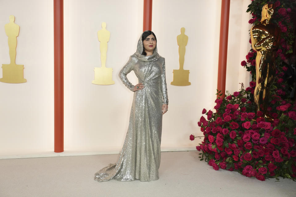 Malala Yousafzai llega a los Oscar el domingo 12 de marzo de 2023 en el Teatro Dolby en Los Angeles. (Foto Jordan Strauss/Invision/AP)