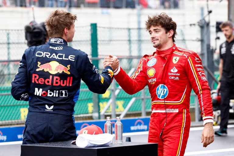 El saludo entre Max Verstappen y Charles Leclerc después de la clasificación