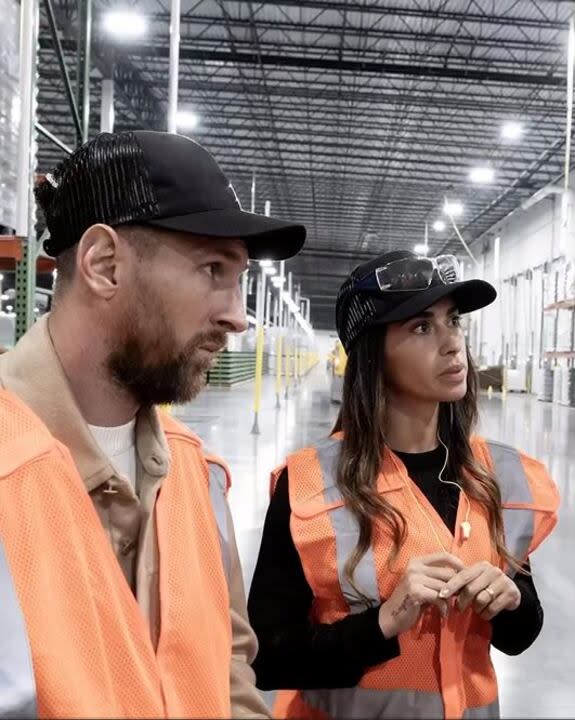 Semanas Lionel Messi y Antonela Roccuzzo visitaron una fábrica como parte de la producción de su nueva línea de bebidas hidratantes