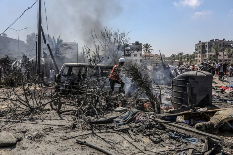 Palestinians inspect the damage after an Israeli air strike on the Al-Mawasi refugee camp. Abed Rahim Khatib/dpa