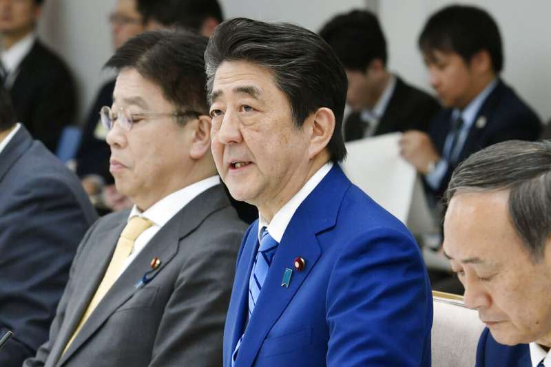 日本中央新冠病毒對策本部的三位領導人：安倍晉三、菅義偉、加藤勝信。（美聯社）