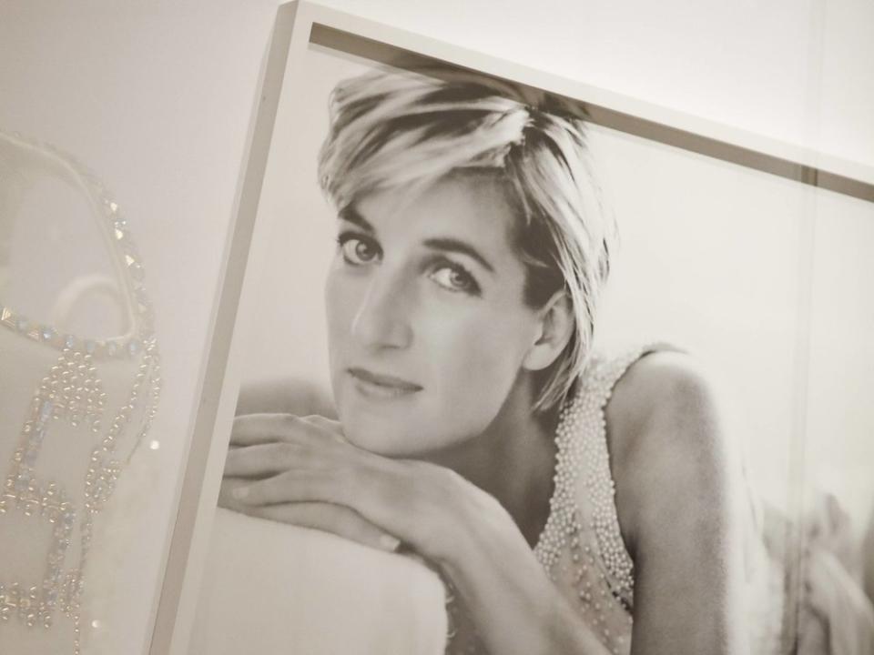 In der Doku "Dianas letzte Nacht: Liebe, Leben, Legende" spielen auch die Fotos, die Mario Testino beim Shooting von 1991 von Prinzessin Diana machte, eine Rolle. (Bild: ZDF / imago/Xinhua)