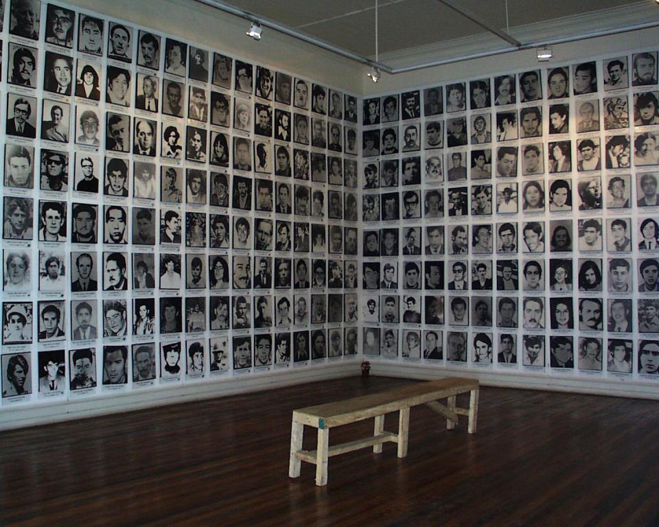 Una exposición de 2010 sobre los desaparecidos tras el golpe de Estado de 1973 en Chile. <a href="https://commons.wikimedia.org/wiki/File:Desaparecidos_Chile_1973.JPG" rel="nofollow noopener" target="_blank" data-ylk="slk:Marjorie Apel / Wikimedia Commons;elm:context_link;itc:0;sec:content-canvas" class="link ">Marjorie Apel / Wikimedia Commons</a>, <a href="http://creativecommons.org/licenses/by-sa/4.0/" rel="nofollow noopener" target="_blank" data-ylk="slk:CC BY-SA;elm:context_link;itc:0;sec:content-canvas" class="link ">CC BY-SA</a>