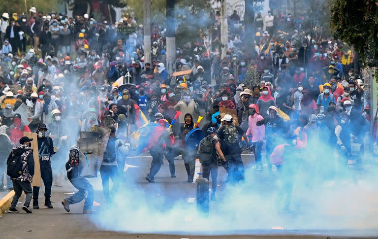 Manifestantes chocan con la policía en los alrededores del parte el Arbolito en Quito