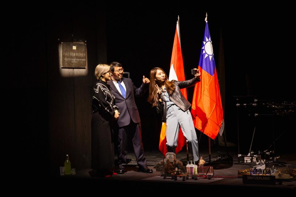 《這不是個大使館》劇照，3人在劇中必須成立一間台灣的大使館。國家兩廳院提供