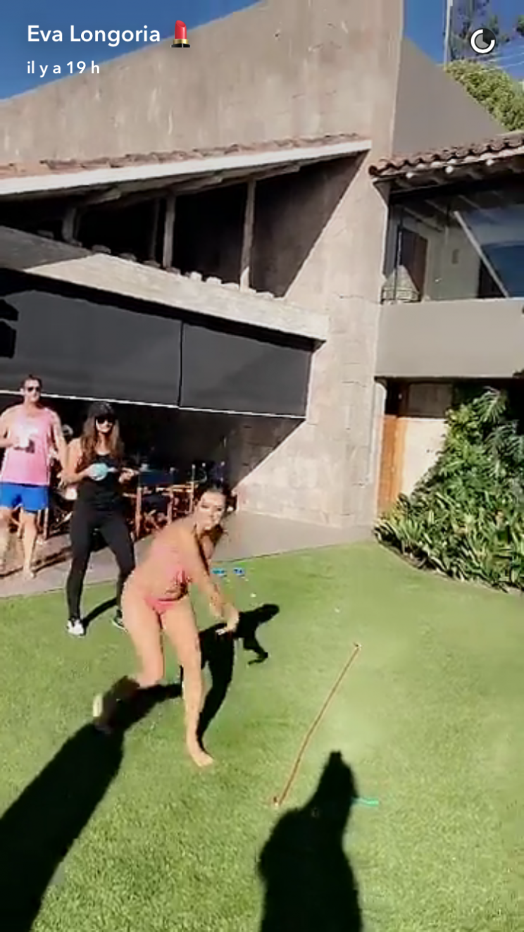 <p>Eva Longoria a prouvé à ses followers qu’il n’y a pas d’âge pour courir en culotte comme une petite folle dans son jardin.</p>