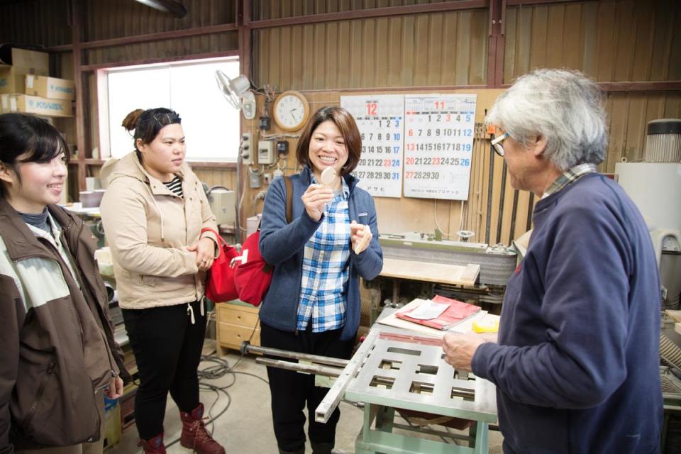 緩慢前進北海道後積極融入當地，圖為林庭妃領著管家群拜訪幫民宿房間打造木製鑰匙圈的鈴木工坊。