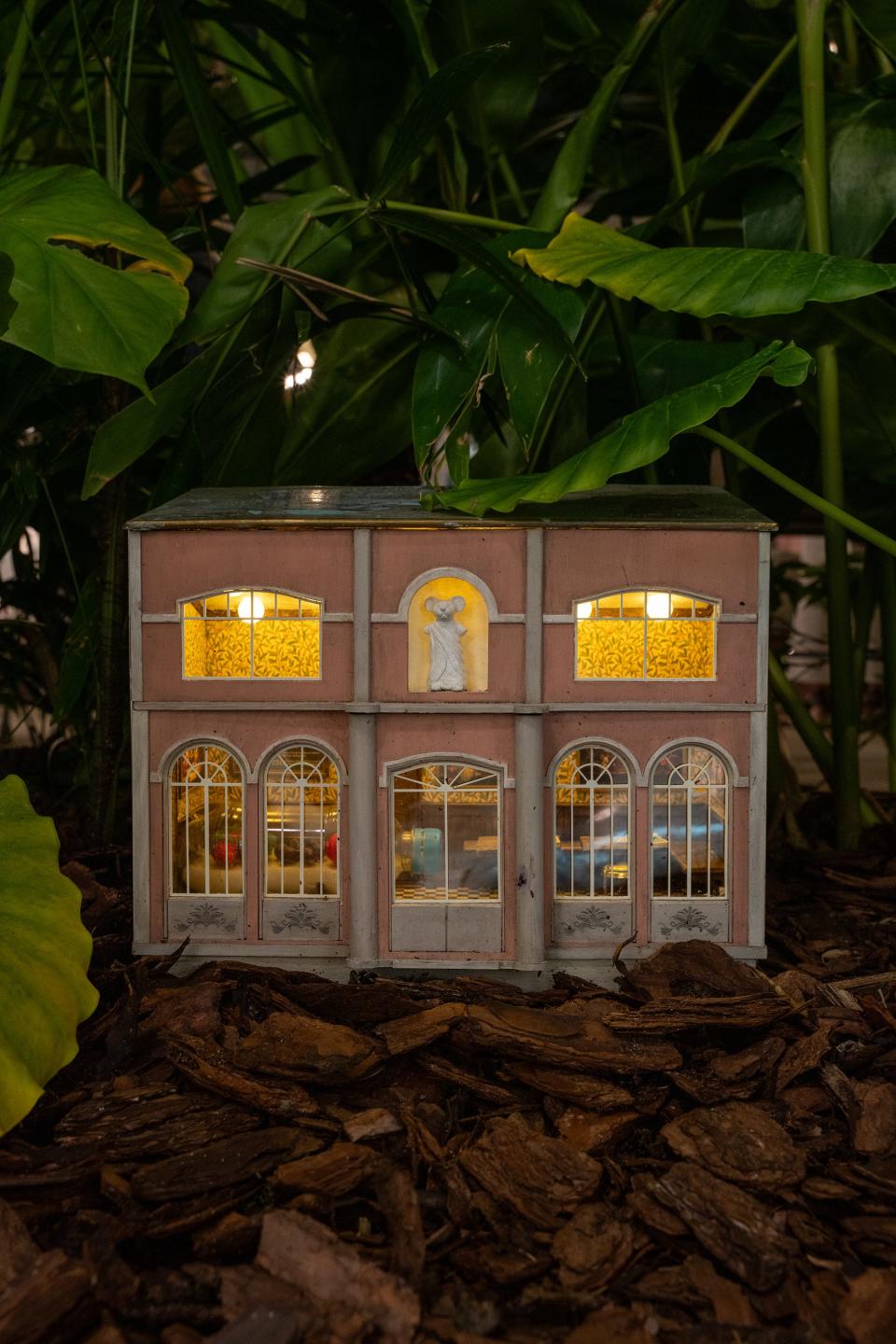 The café created by AnonyMouse for the Royal Poinciana Plaza is tucked away in some greenery but can still be spotted from the plaza's walkway.