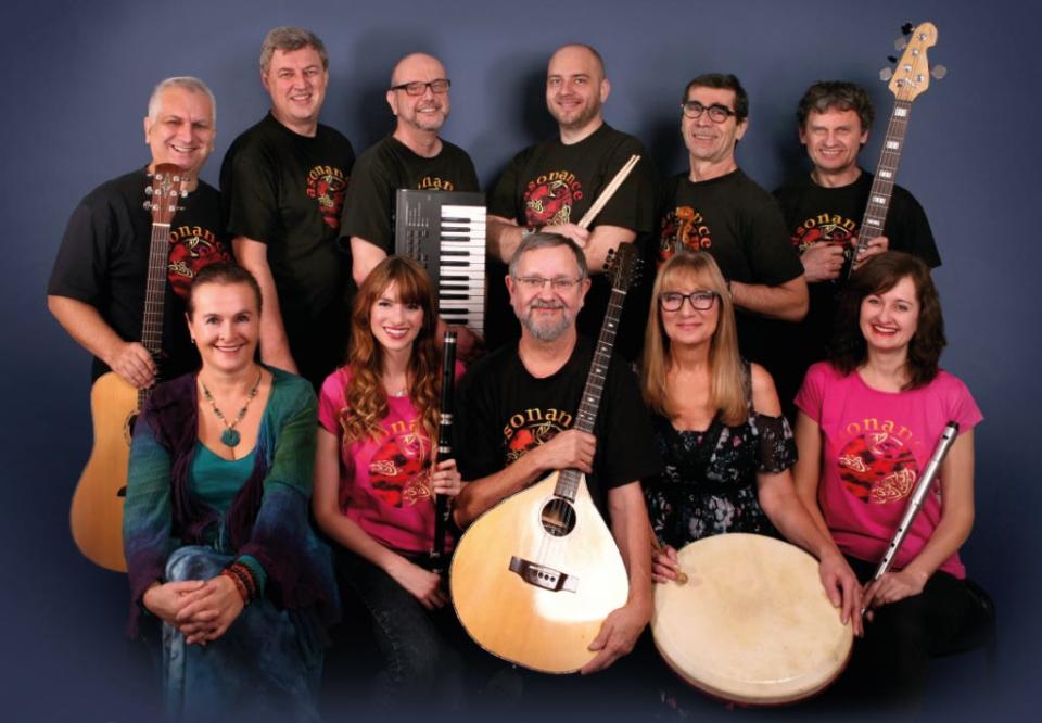 A group photo of the folk band Asonance