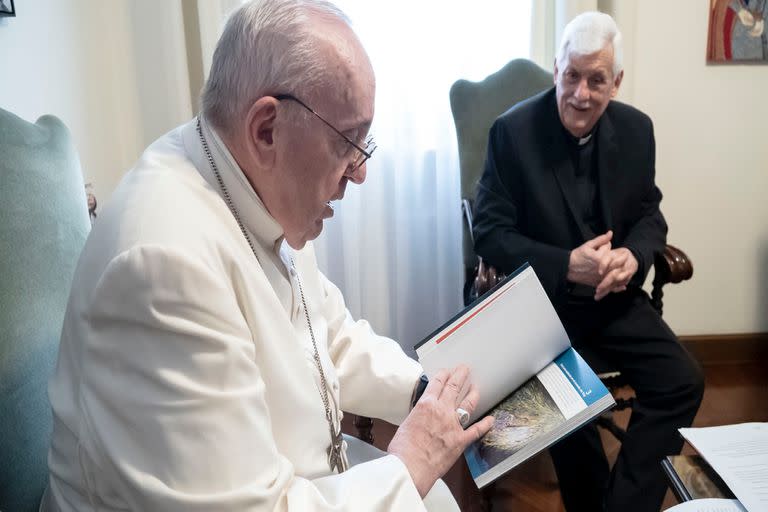 El papa Francisco junto al padre venezolano Arturo Sosa