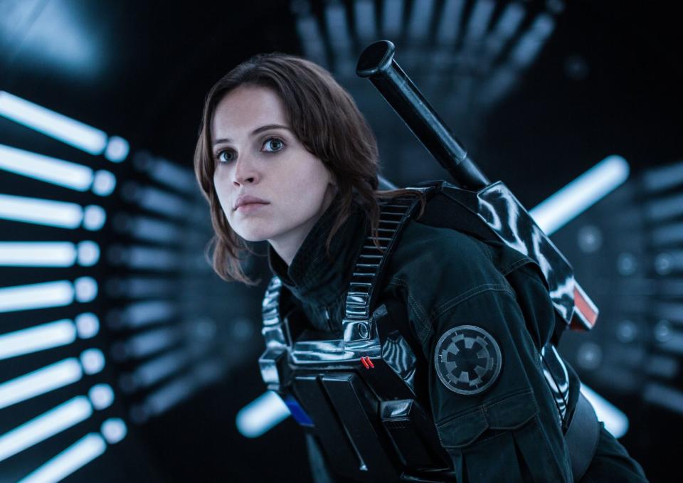 "Fälschung imperialer Dokumente, Besitz gestohlener Güter, Körperverletzung und Widerstand gegen die Verhaftung" - Der Planet, auf dem Jyn Erso (Felicity Jones) in "Rogue One" den Knast wandern soll, heißt Wobani. Glauben Sie, dass es zufällig ein Anagram von Obi-Wan ist? (Bild: Disney / Lucasfilm / Jonathan Olley)