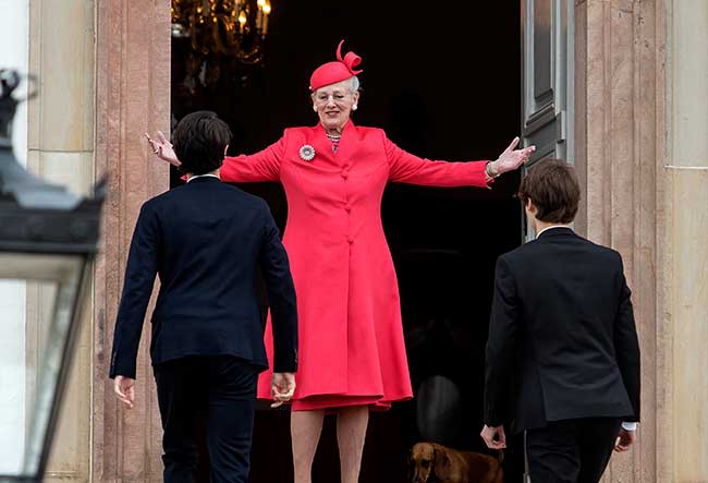 queen-margrethe-red-coat