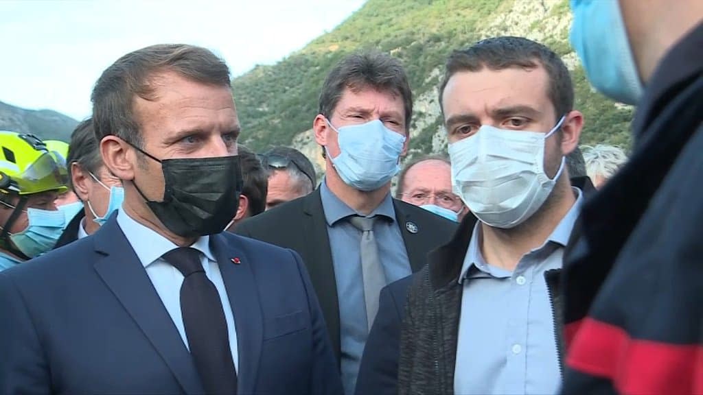 Emmanuel Macron et Sébastien Olharan, le maire de Breil-sur-Roya, le 7 octobre 2020. - BFMTV