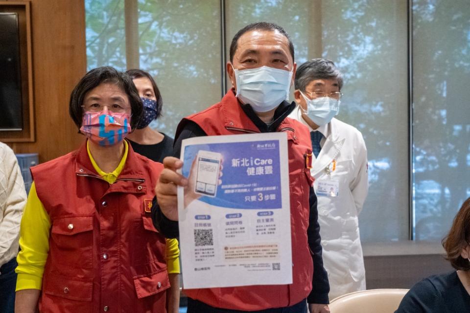 《圖說》侯友宜市長說明「新北i-care健康雲」app三步驟，左一為衛生局長陳潤秋。〈衛生局提供〉