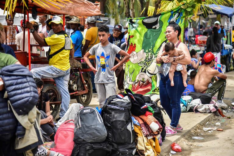 Migrantes venezolanos esperan subir a un barco en el puerto colombiano de Necolí (Archivo)