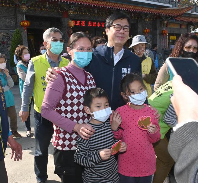 民進黨代理主席、高雄市長陳其邁16日到湖內區月眉慈濟宮發紅包，他與民眾合影。（林瑞益攝）