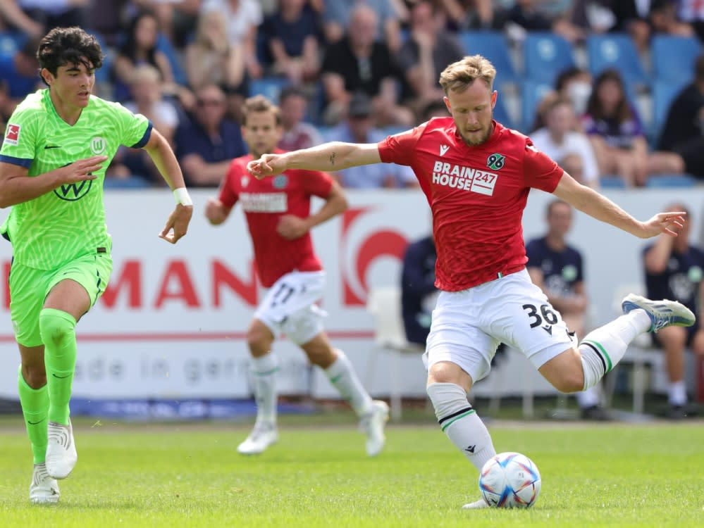 Wechselt im Sommer: Cedric Teuchert (r.) (Ralf Ibing)