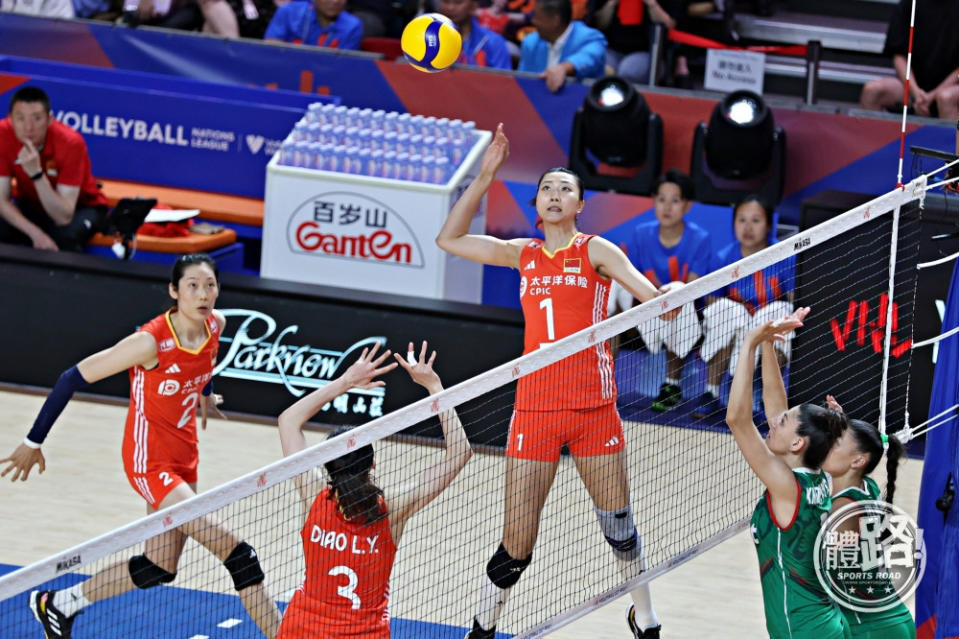 Yuan Xinyue (third from left), captain of the Chinese women's volleyball team.