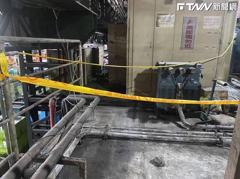 32歲蘇姓工人在更換電線慘遭電擊不治，警消在案發地點拉起封鎖線。（圖／翻攝畫面）