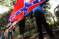 <p>A small number of pro-confederate supporters face off against hundreds of demonstrators against a Confederate memorial monument in Fort Sanders on Aug. 26, 2017 in Knoxville, Tenn. (Photo: Spencer Platt/Getty Images) </p>