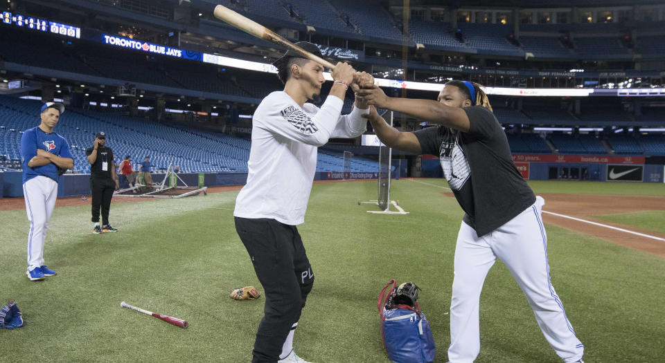 Vladimir Guerrero Jr. is giving Danny Green some pointers prior to Friday's game against the New York Yankees. )Nick Turchiaro-USA TODAY Sports)
