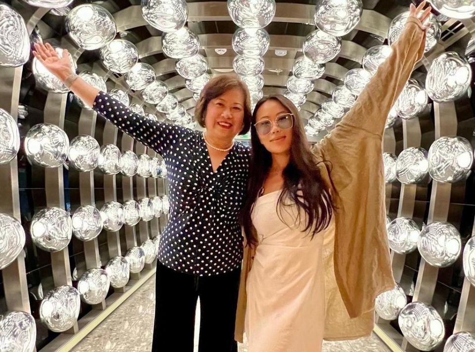 Kelly Mi Li and mom, Instagram
