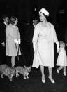 <p>A rainha Elizabeth II com os filhos, Anne, Charles e Andrew em um momento de lazer em 1962 (foto: Getty Images)</p> 