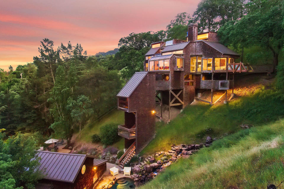 Esta original casa de madera se encuentra en medio de una reserva natural de California, a menos de 50 kilómetros de la ciudad de San Francisco. Destaca por sus techos inclinados, inspirados en los que se construían en la comunidad Sea Ranch a mediados del siglo pasado. (Foto: <a href="http://www.1642lastrampas.com/" rel="nofollow noopener" target="_blank" data-ylk="slk:1642 Las Trampas;elm:context_link;itc:0;sec:content-canvas" class="link ">1642 Las Trampas</a>).