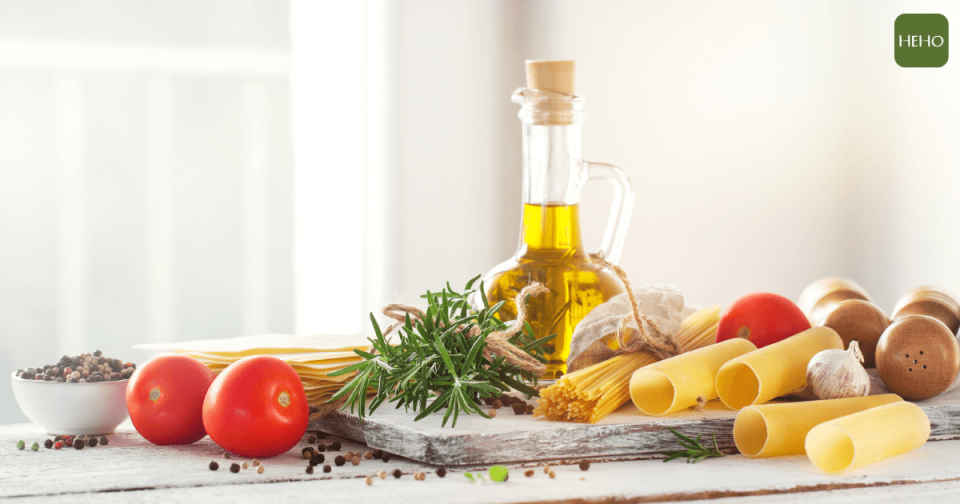 圖片來源：<a href="https://www.freepik.com/free-photo/healthy-ingredients-kitchen-table-spaghetti-olive-oil-t_1013975.htm#page=1&amp;query=cook%20oil&amp;position=20">Freepik</a>
