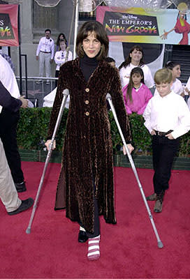 Wendie Malick makes crutches look foxy at the Hollywood premiere of Walt Disney's The Emperor's New Groove