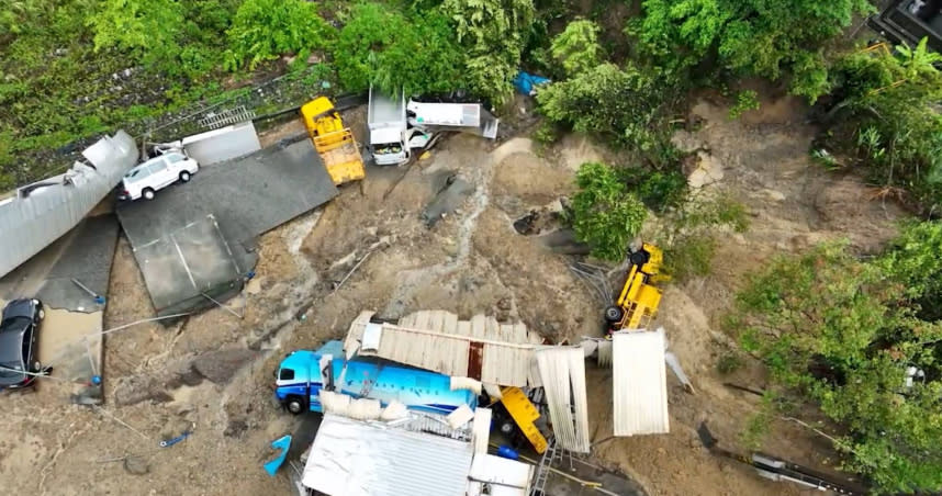 基隆市環保局天外天焚化爐後方發生大規模山崩，土石沖垮存放環保機具的鐵皮倉庫。（圖／翻攝畫面）