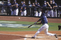 El dominicano Manuel Margot pega un cuadrangular de tres carreras por los Rays de Tampa Bay, en el primer inning del segundo juego de la serie de campeonato de la Liga Americana ante los Astros de Houston, el lunes 12 de octubre de 2020, en San Diego. (AP Foto/Ashley Landis)