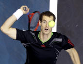 Andy Murray, de Gran Bretaña, sirve ante Donald Young, en la final del Abierto de Tailandia, jugado en Bangkok, el 2 de octubre. Murray se impuso con marcadores de 6-2 y 6-0. AP/Sakchai Lalit