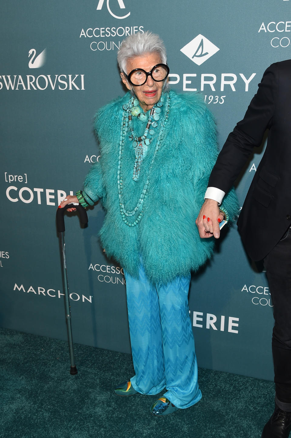 <p>Iris Apfel ist womöglich die älteste noch lebende Mode-Influencerin. Apfel, die viele Jahre als Innenarchitektin arbeitete, wurde vor allem durch ihren extravaganten Stil berühmt. Der schillernden Modeikone wurde sogar ein Dokumentationsfilm gewidmet, „Iris“ (2014). Die fast 97-Jährige, die gerade das Buch „Accidental Icon“ (deutsch: Zufällige Ikone) herausgebracht hat, ist immer auf Achse, Fotos aus ihrem aufregenden Leben postet sie auf ihrem Instagram-Profil. Ihr Motto lautet „More ist more & less is a bore“ (deutsch: Mehr ist mehr & weniger ist ein Langweiler). Was für eine Frau! (Bild: Jamie McCarthy/Getty Images for Accessories Council) </p>