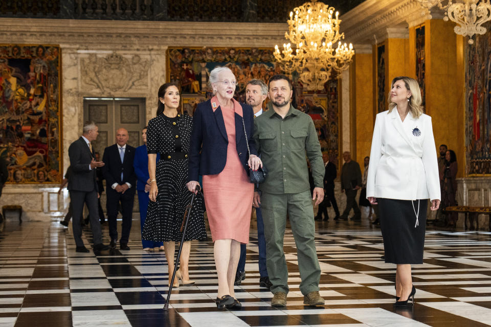 La reina Margarita II de Dinamarca, en el centro a la izquierda, camina con el presidente de Ucrania, Volodymyr Zelenskyy, en el centro a la derecha, su esposa, la primera dama Olena Zelenska, a la derecha, el príncipe heredero, Federico, y la princesa heredera, María, detrás, en el parlamento danés, en Copenhague, el lunes 21 de agosto de 2023. (Martin Sylvest/Ritzau Scanpix via AP)