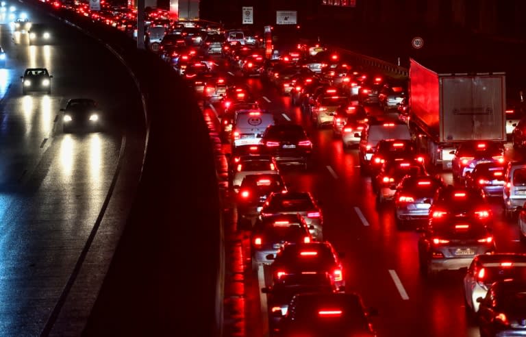 Auf Kurzurlauber kommt am langen Himmelfahrtswochenende laut ADAC viel Stau zu. Staugefahr besteht insbesondere in den Ballungsräumen, auf den Reiserouten in Richtung der Alpen und der Küsten sowie auf den Zufahrtsstrecken der Naherholungsgebiete. (INA FASSBENDER)