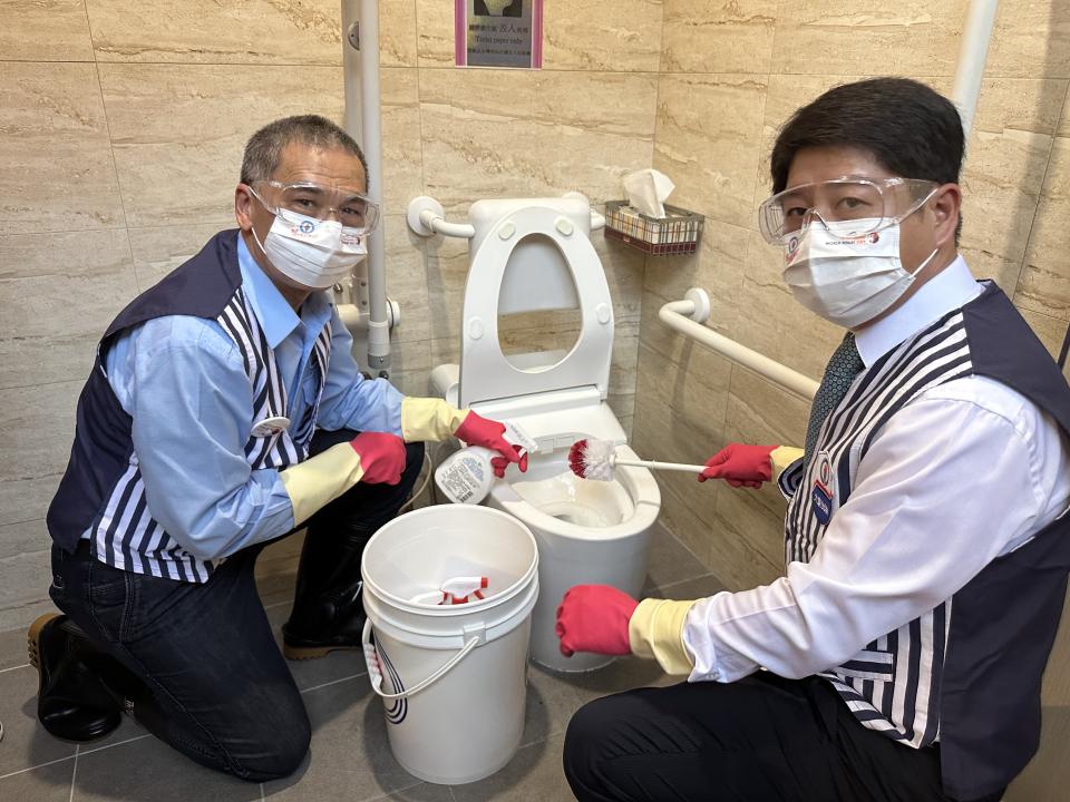 台灣中油董事長李順欽（左）及中華民國加油站公會全國聯合會理事長李杰迅親自打掃公廁。（記者施春瑛攝）