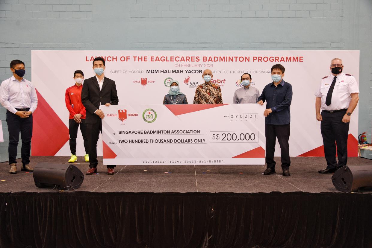 Singapore Badminton Association receives the $200,000 cheque from Border Eagle Group at the launch of the EagleCares Badminton Programme. (PHOTO: Singapore Badminton Association)