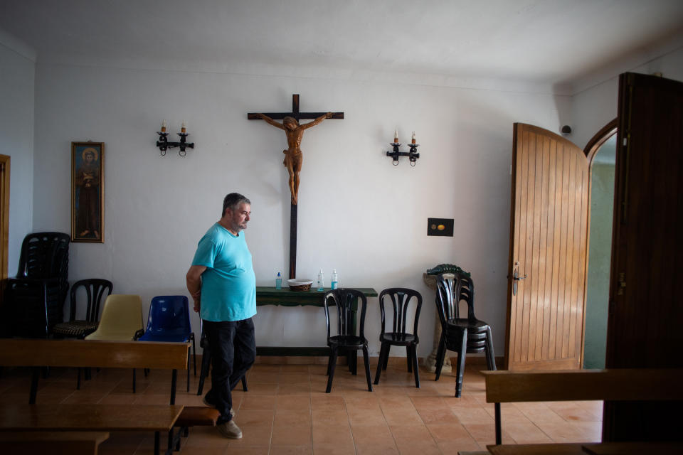 Paco en la entrada de su Parroquia. Foto Fernando Ruso