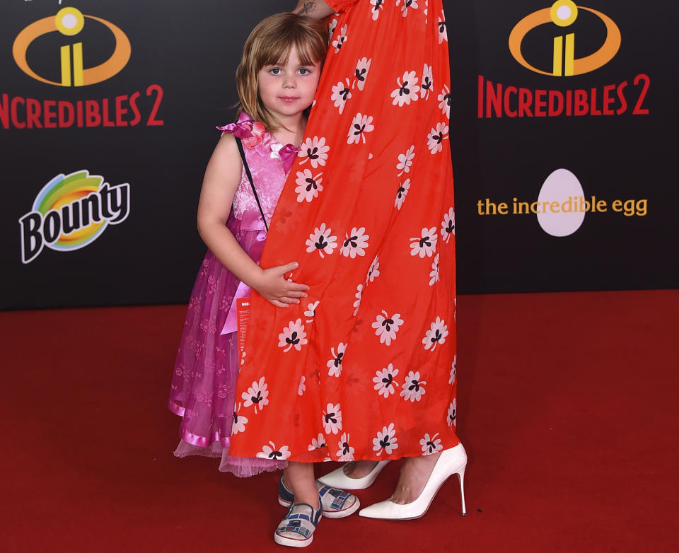 James Knight kam im pinkfarbenen Kleid neben seiner Mutter Jaime King zu der Premiere von „Incredibles 2“ in Hollywood. (Bild: Jordan Strauss/Invision/AP)