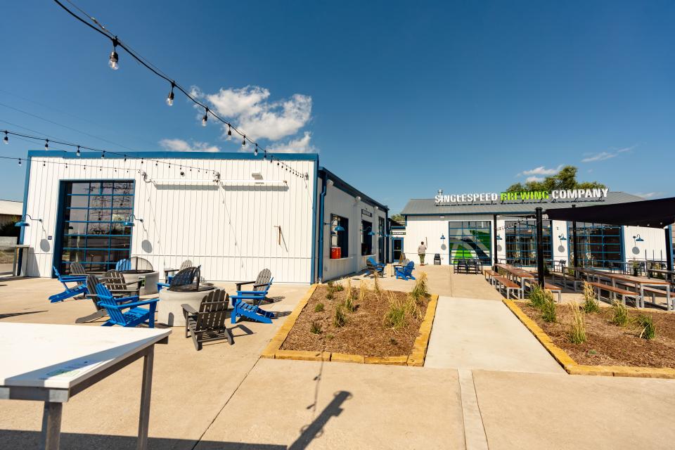 The new SingleSpeed Brewing Co. in Des Moines offers a large back patio with fire pits, communal tables under a shade covering and games.