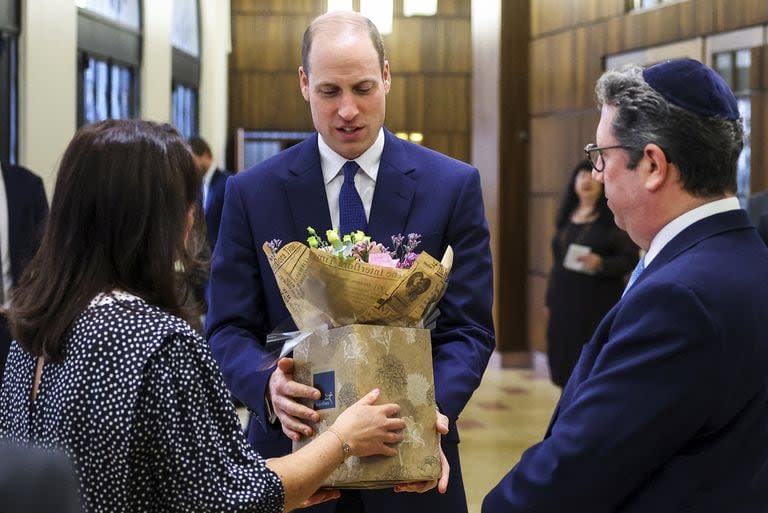 El príncipe Guillermo de Gran Bretaña recibe un ramo de flores para su esposa Kate, princesa de Gales, durante su visita a la sinagoga Western Marble Arch, en Londres, Gran Bretaña, el 29 de febrero de 2024.