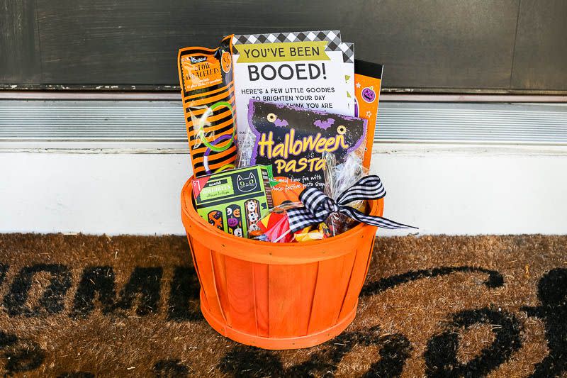 halloween goodies spooky basket ideas