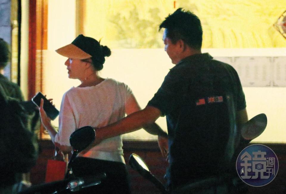 8月8日21：03，走出餐廳後，庹宗華（右）一手攬住倪虹潔（左）的腰際，模樣親密。