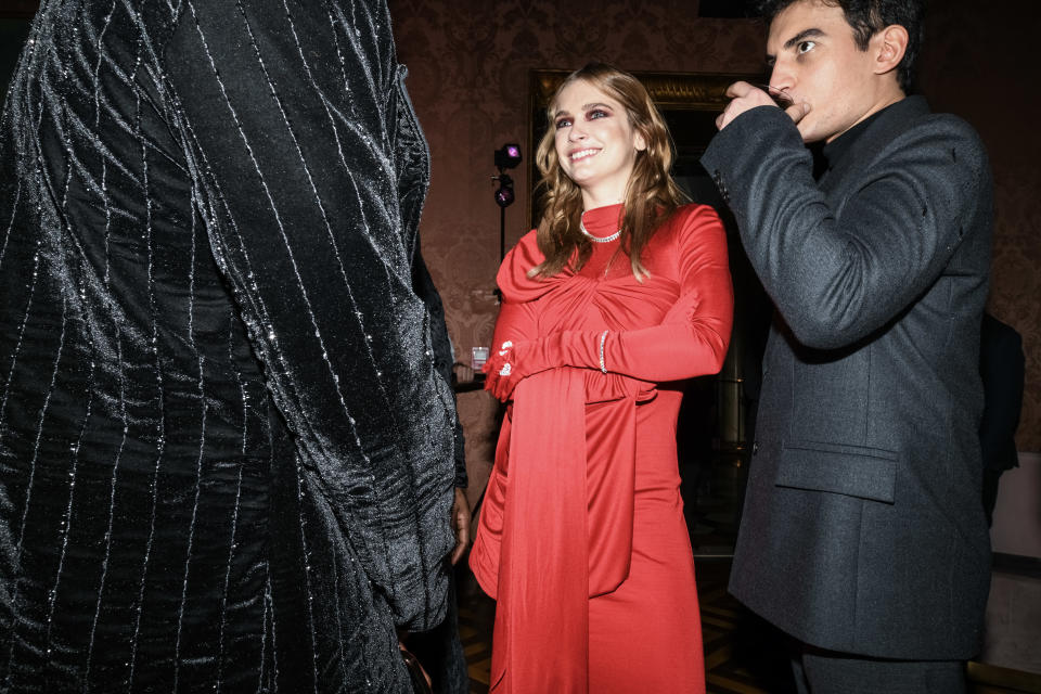 La actriz y modelo Camille Razat y su pareja, el fotógrafo Etienne Baret, en un evento para "Emily en París" en Nueva York, el 15 de diciembre de 2022. (Dolly Faibyshev/The New York Times)
