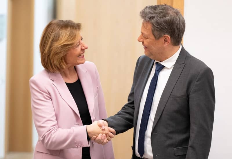 German Economics Minister Robert Habeck arrives at the State Chancellery and is welcomed by Malu Dreyer, Minister President of Rhineland-Palatinate. Habeck is stopping off in Rhineland-Palatinate as part of his tour of the federal states. Boris Roessler/dpa
