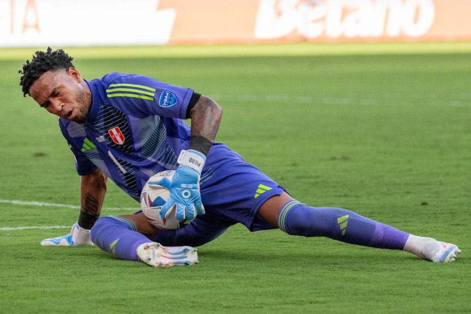 Peru goalkeeper Pedro Gallese (1) secures the ball in the second half of a Copa America match against Canada.