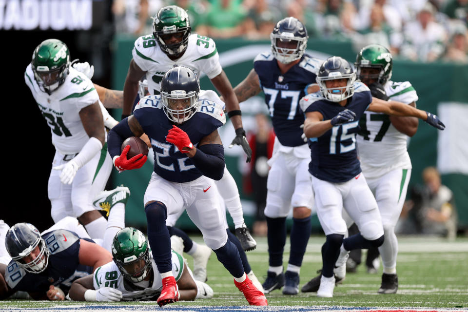 EAST RUTHERFORD, NEW JERSEY - OCTOBER 03: Derrick Henry #22 of the Tennessee Titans runs the ball during the second half against the New York Jets at MetLife Stadium on October 03, 2021 in East Rutherford, New Jersey. (Photo by Al Bello/Getty Images)