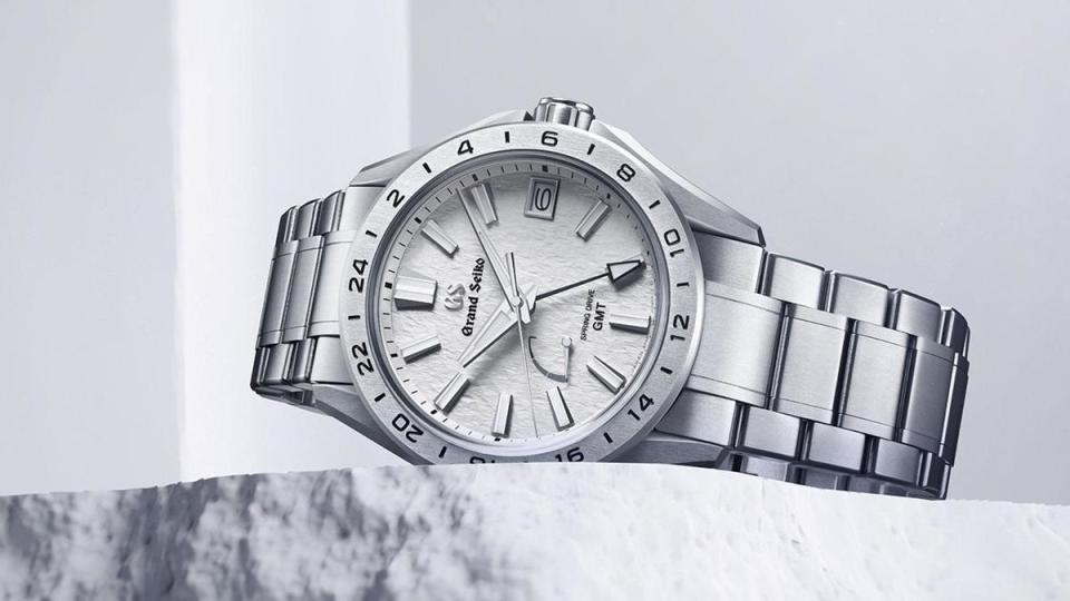 Grand Seiko Evolution 9 Collection｜型號SBGE285／錶徑41mm／白鈦材質／時、分、秒、日期、第二地時間、動力儲存指示／Spring Drive 9R66自動上鍊機芯／定價NT$240,000